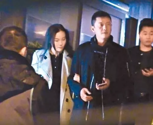李亞鵬戀情曝光後遭王菲不滿,新女友的四字回復讓王菲沉默?
