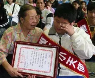 父母離異一走了之!少年與阿嬤「拾荒維生」住3坪房吃剩菜 上臺一句「謝謝阿嬤」秒淚崩