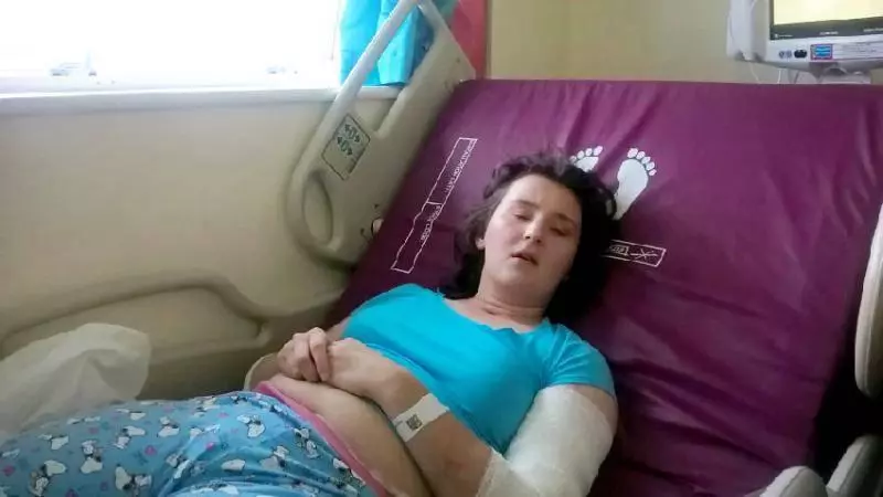 21歲少女因車禍「腦死亡」,醫院稱已儘力,媽媽用一塊冰「復活」!!