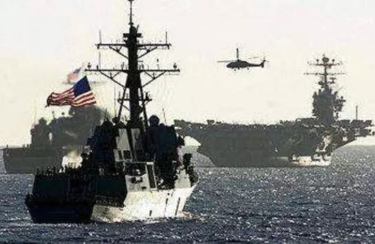 美軍艦被漁船擋住,一聲令下直接開炮,橫行霸道引起多國強烈抗議