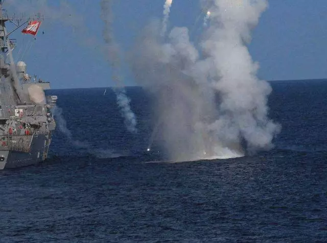 美軍艦被漁船擋住,一聲令下直接開炮,橫行霸道引起多國強烈抗議