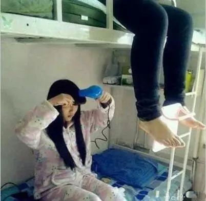 30張美女搞笑圖,保證你笑到肚疼!!美女司機掛檔的手法很嫻熟啊,亮點自己找!