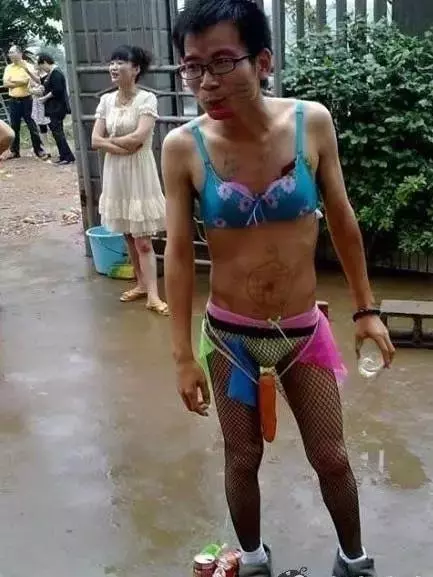 30張美女搞笑圖,保證你笑到肚疼!!美女司機掛檔的手法很嫻熟啊,亮點自己找!