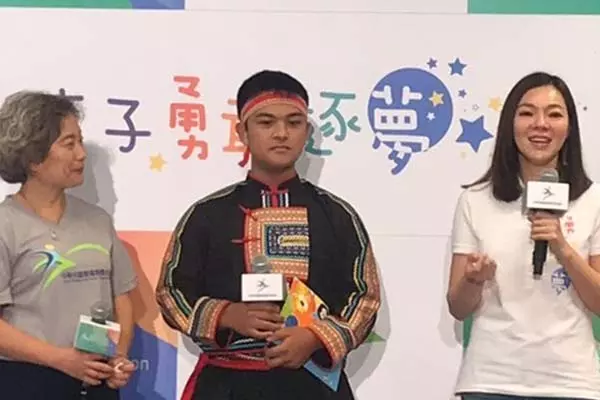 為孩子不顧一切,曾馨瑩豪灑500萬救孩子,哽咽說:這是嫁給郭台銘的最大好處