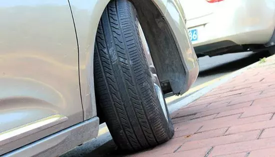 為甚麼「車子停斜坡車,輪胎要打歪」?!很多台灣人都答錯了!