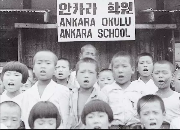 土耳其軍官韓戰中「意外收養韓國孤女」!被無情拆散「相隔60年父女重逢」惹哭全球:終於找到妳