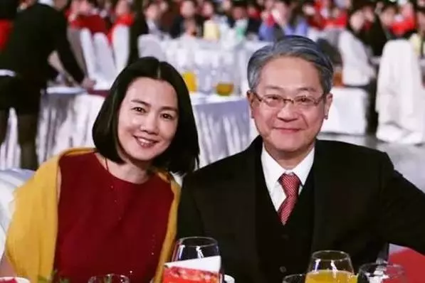58歲彭雪芬近照曝光,曾不顧術後出血孤身與綁匪交涉,3次糾纏勇敢救夫!人生太傳奇!