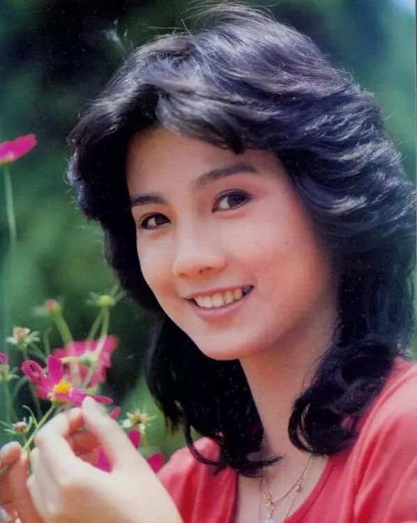 58歲彭雪芬近照曝光,曾不顧術後出血孤身與綁匪交涉,3次糾纏勇敢救夫!人生太傳奇!