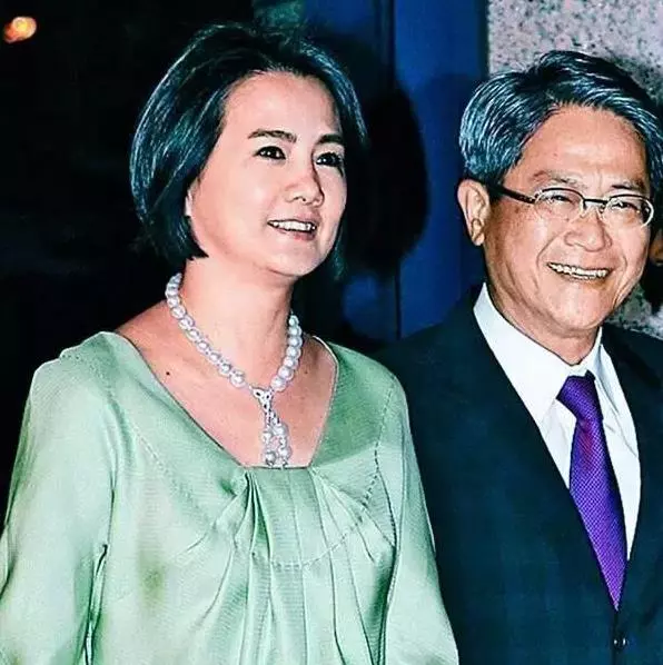 58歲彭雪芬近照曝光,曾不顧術後出血孤身與綁匪交涉,3次糾纏勇敢救夫!人生太傳奇!