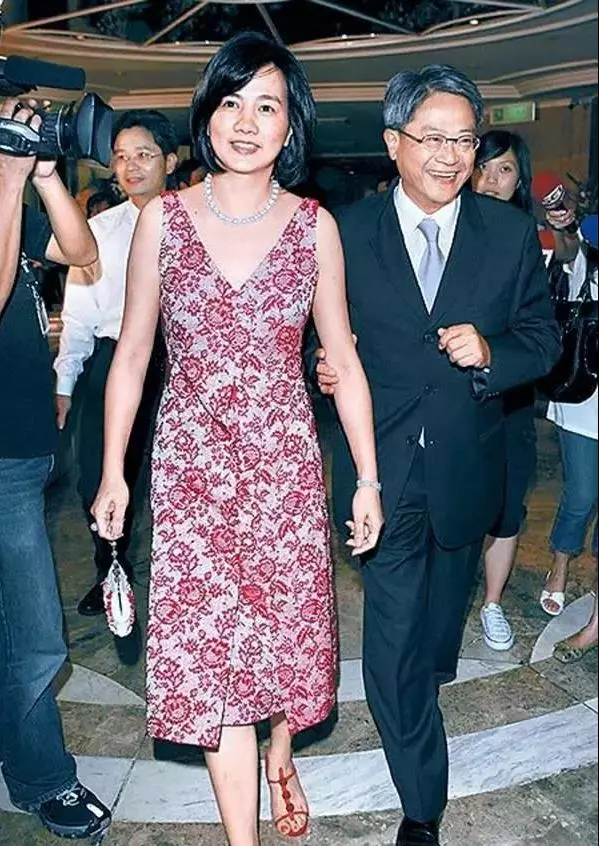 58歲彭雪芬近照曝光,曾不顧術後出血孤身與綁匪交涉,3次糾纏勇敢救夫!人生太傳奇!
