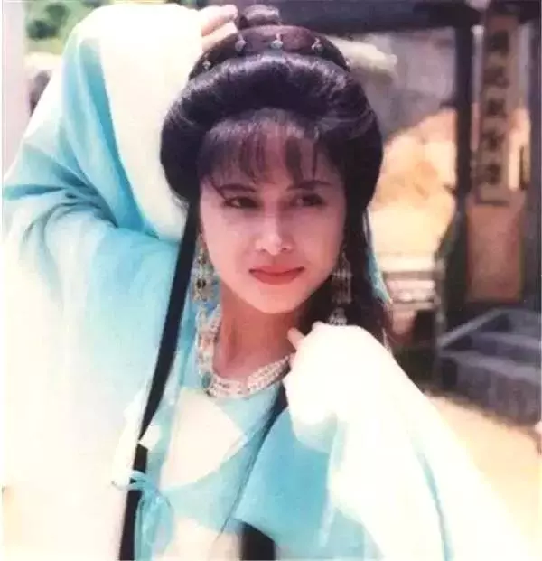 53歲邵美琪近照曝光,看了她19歲的照片,終於知道為什麼當初鄭伊健會和她談姐弟戀!