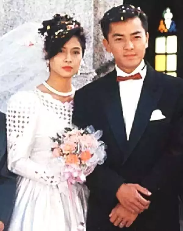 53歲邵美琪近照曝光,看了她19歲的照片,終於知道為什麼當初鄭伊健會和她談姐弟戀!