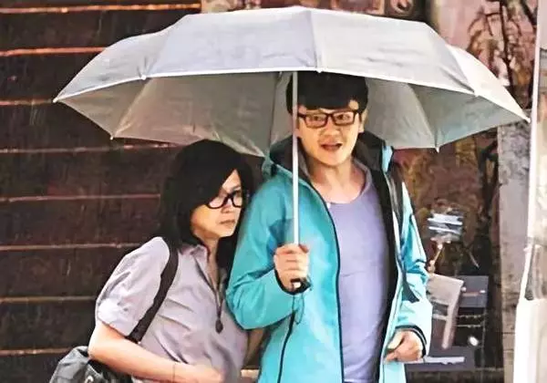 53歲邵美琪近照曝光,看了她19歲的照片,終於知道為什麼當初鄭伊健會和她談姐弟戀!