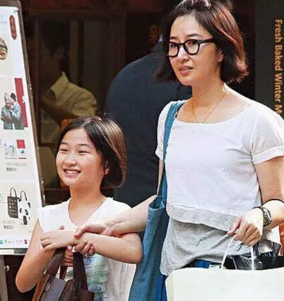 54歲關詠荷近照曝光!嫁給張家輝14年,協助丈夫賺得上億身家!如今模樣竟變成這樣!