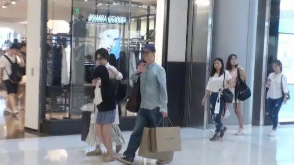 54歲關詠荷近照曝光!嫁給張家輝14年,協助丈夫賺得上億身家!如今模樣竟變成這樣!