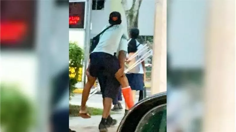 好樣的!印裔中學生背腿傷同學走路 網友拍下友愛瞬間