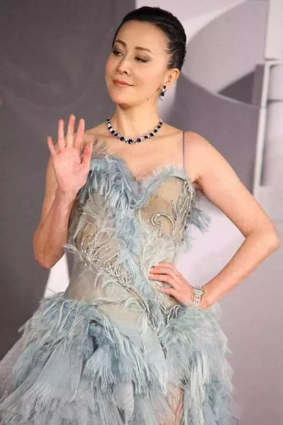劉嘉玲出席活動,52歲硬是穿成了25,網友:梁朝偉心夠大的!
