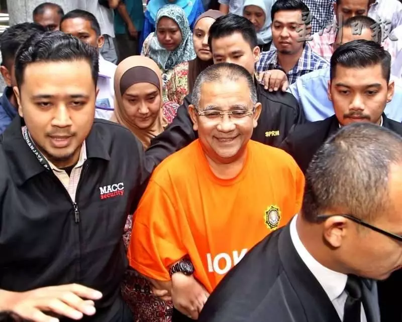 轟動勁爆!(FELDA)前主席依沙沙末住家被搜出藏金箱!快看!鐵一般的證據看你怎樣跑...報應了!