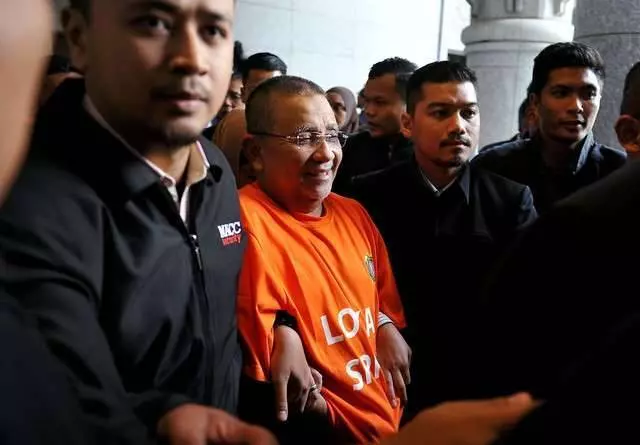轟動勁爆!(FELDA)前主席依沙沙末住家被搜出藏金箱!快看!鐵一般的證據看你怎樣跑...報應了!