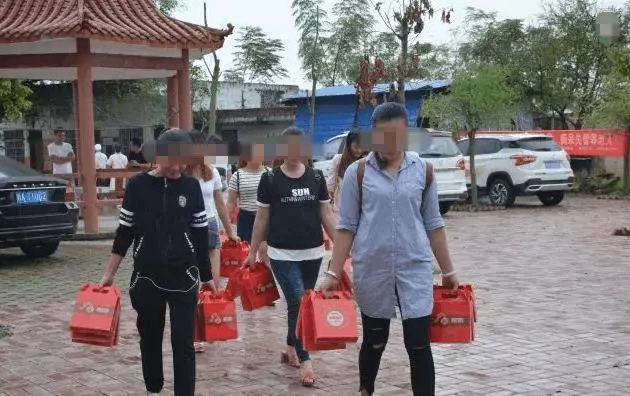 每次公公一來兒子就躲衣櫃,拉開衣櫃門後,我要和老公離婚告公公
