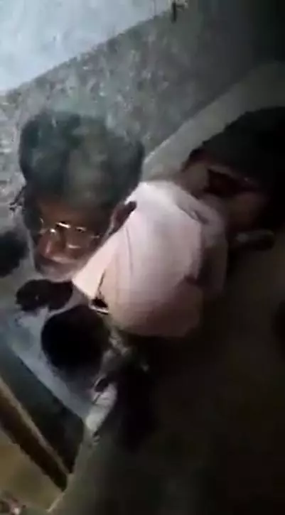 【人渣!小孩子都搞!】「禽獸老人」侵犯小女孩當場被抓到,妹妹一臉無辜毫不知情!