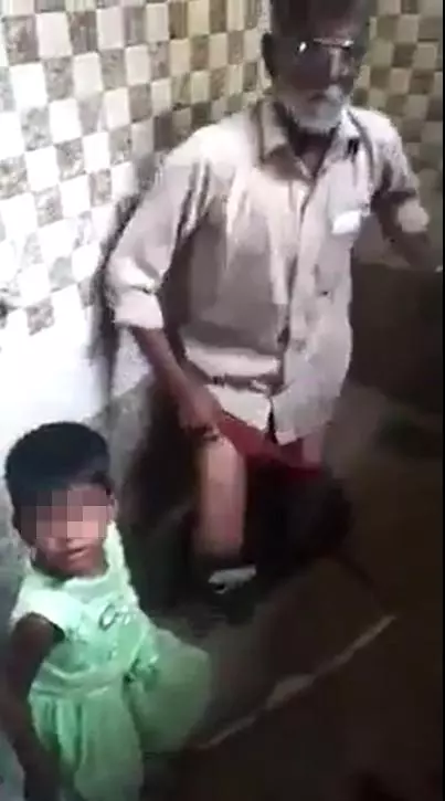 【人渣!小孩子都搞!】「禽獸老人」侵犯小女孩當場被抓到,妹妹一臉無辜毫不知情!