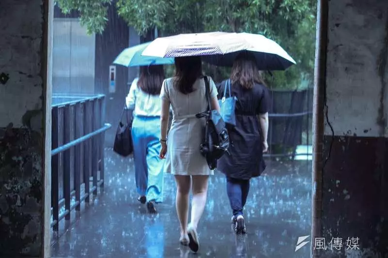 曬棉被要趁早!北台灣「連下5天雨」南部也降溫 周末放晴後「這天迎接梅雨季」全台溼答答