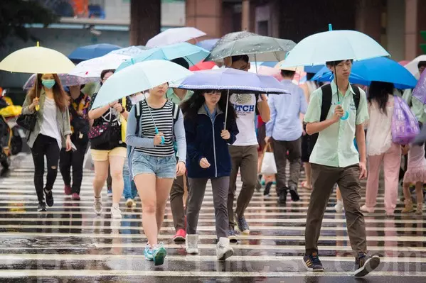 曬棉被要趁早!北台灣「連下5天雨」南部也降溫 周末放晴後「這天迎接梅雨季」全台溼答答