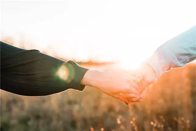 我是老公上司,婆婆讓我辭職做全職太太,我:我可以炒你兒子魷魚