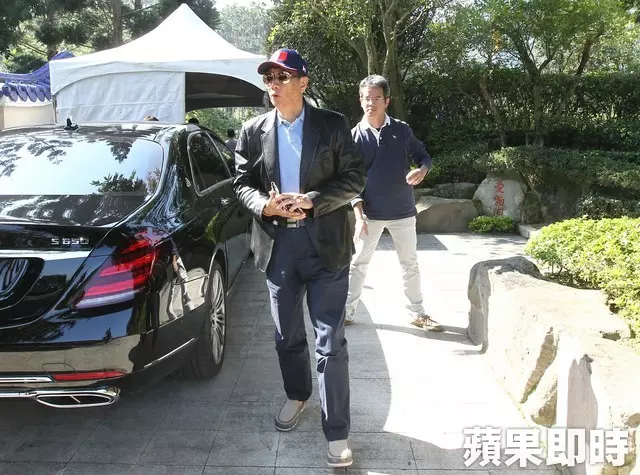 郭台銘祭前妻多年從未缺席!報告喜訊「5子8孫」福氣滿堂 身價2千億外界好奇「誰是繼承者」