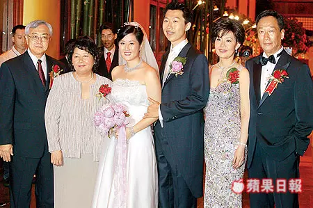 郭台銘祭前妻多年從未缺席!報告喜訊「5子8孫」福氣滿堂 身價2千億外界好奇「誰是繼承者」