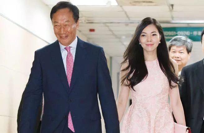 郭台銘祭前妻多年從未缺席!報告喜訊「5子8孫」福氣滿堂 身價2千億外界好奇「誰是繼承者」