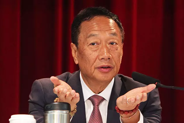 郭台銘祭前妻多年從未缺席!報告喜訊「5子8孫」福氣滿堂 身價2千億外界好奇「誰是繼承者」