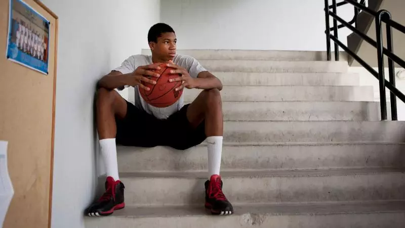 21歲身價30億!NBA當紅球星「薪水全匯給家裡」 遭起底「童年不為人知經歷」激勵世人:永不忘初心