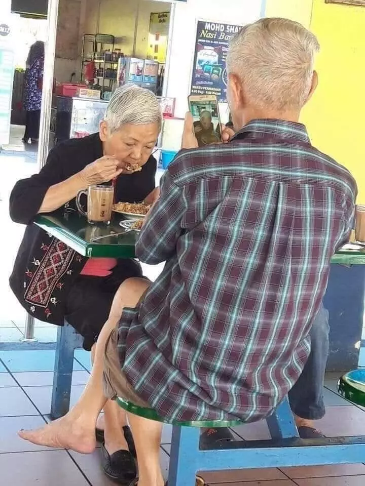 阿嬤低頭專心吃飯...坐對面阿公顫抖拿起手機「螢幕畫面曝光」惹哭上萬人