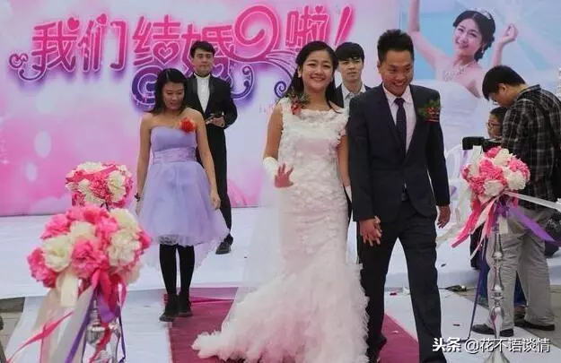 生下女兒,母親來伺候月子,無意中瞥到消息,母親勸她離婚
