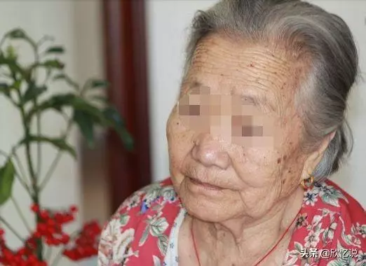 女子跟婆婆吵架,賭氣回娘家,火車上睡著,醒後一摸兜,含淚自首
