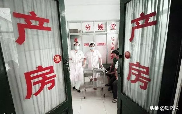 妻子難產,男子和情人約會,吃飯時手機螢幕一亮,男子尖叫逃跑