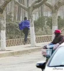 妻子難產,男子和情人約會,吃飯時手機螢幕一亮,男子尖叫逃跑
