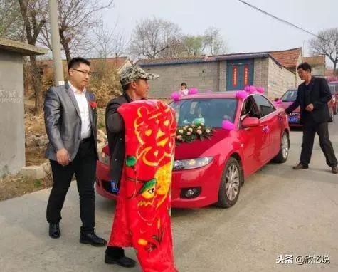 老公是上門女婿,他從老家帶回一箱子卻從不讓俺碰,俺撬開後扎心