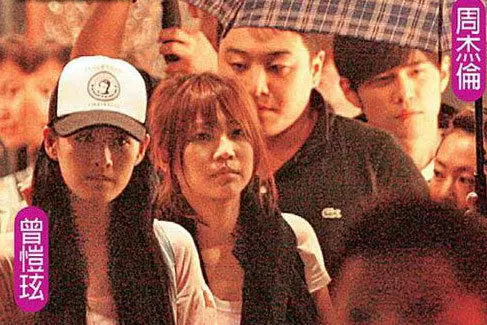 昆凌素顏大家猛搖頭,周杰倫緋聞「前女友」才是最美!離開演藝圈嫁大16歲老公現在變這樣!
