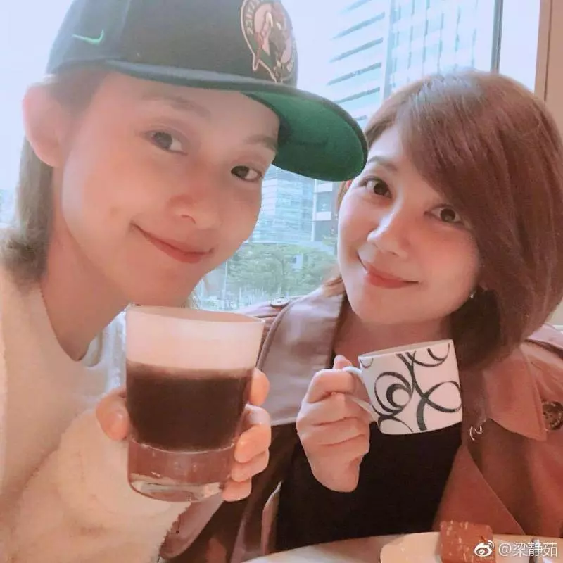 女孩路邊唱《勇氣》突然被拍肩… 轉頭驚見原唱本尊!「情歌天后」還與她合照,超友善!