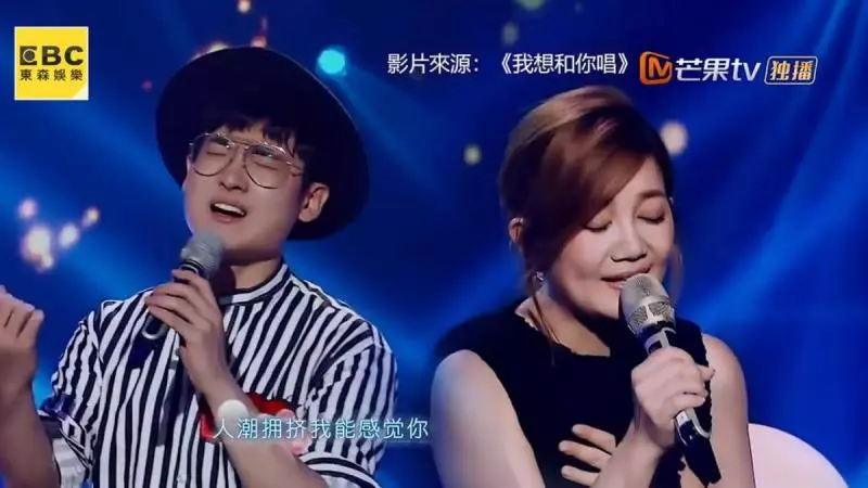 女孩路邊唱《勇氣》突然被拍肩… 轉頭驚見原唱本尊!「情歌天后」還與她合照,超友善!