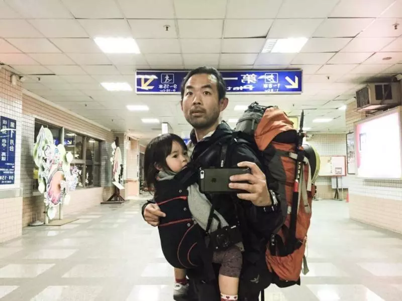 北京爸爸獨自帶2歲女兒到台灣旅行 才一踏進飯店就驚覺「老婆真的太偉大」!