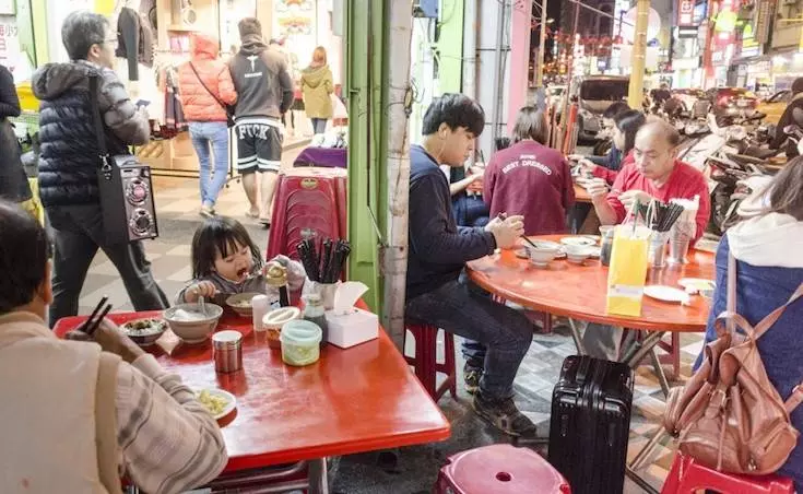 北京爸爸獨自帶2歲女兒到台灣旅行 才一踏進飯店就驚覺「老婆真的太偉大」!