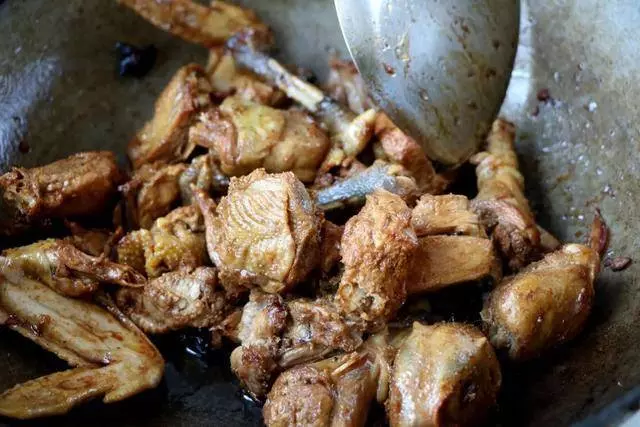 不用雞精更不要味精 只要加這一種配料 做出的雞肉比飯店的還香