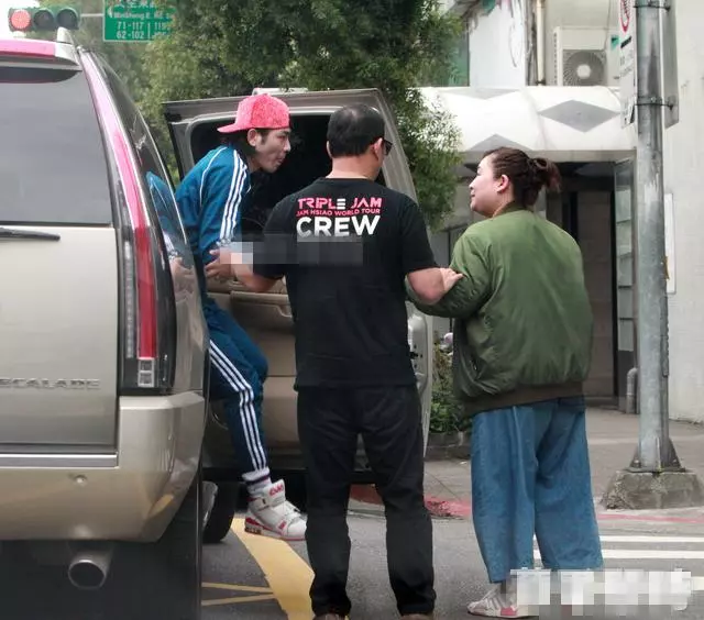 向華強夫婦坐勞斯萊斯去路邊小店吃面,乾兒子蕭敬騰熱情接待!