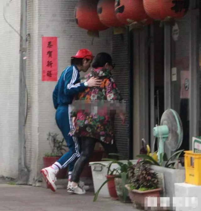 向華強夫婦坐勞斯萊斯去路邊小店吃面,乾兒子蕭敬騰熱情接待!
