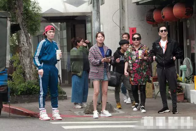 向華強夫婦坐勞斯萊斯去路邊小店吃面,乾兒子蕭敬騰熱情接待!