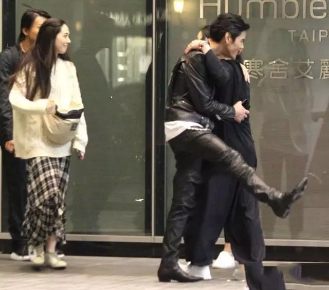向華強夫婦設豪宴欲提親?向佐開懷大笑,郭碧婷嫁豪門指日可待!